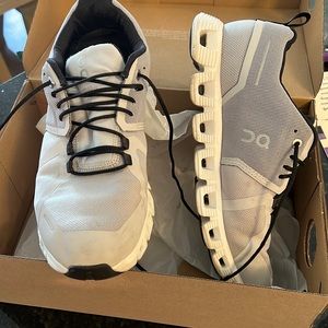 Women’s ON Running Cloud 5 size 8